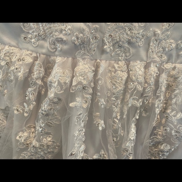 SPARKLE SEQUINS AND FLORAL LACE DESIGN Dress-Veil-Gloves. Dress is flowing - Picture 5 of 16